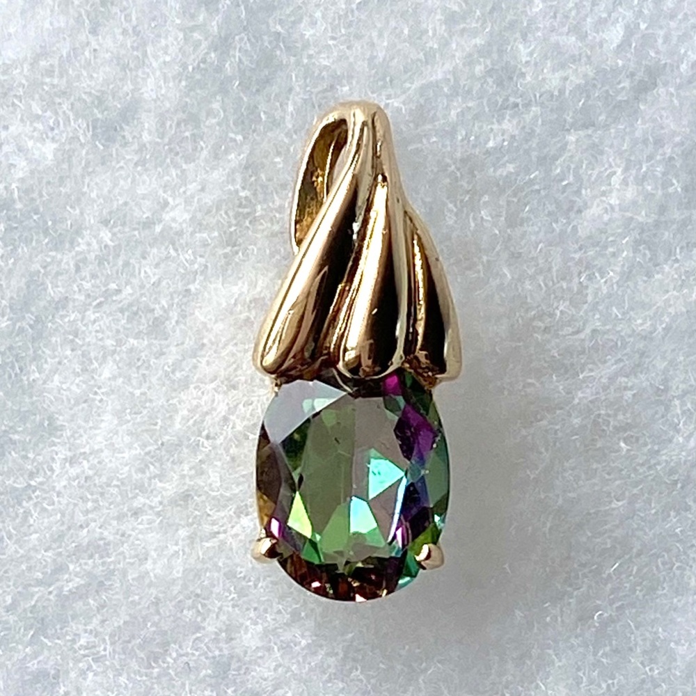 Elegant Gold and Multicolor Pendant Necklace